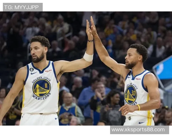 库里虽因伤缺阵但热情与小球迷互动合影展现亲和力 库里虽因伤缺阵但热情与小球迷互动合影展现亲和力