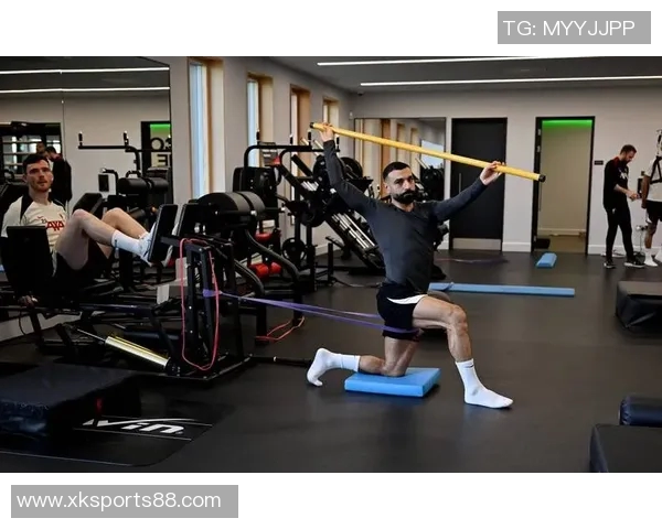 萨拉赫健身房训练照曝光腹肌线条引发粉丝热议与赞叹