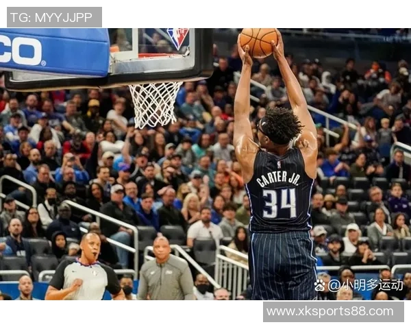 身材高挑的里斯身穿尼克斯配色大衣观战NBA绯闻男友小卡特为魔术出战