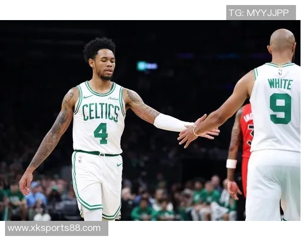 杰伦布朗称赞安芬尼西蒙斯全心投入球队毫无怨言展现职业精神